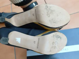 Zapatos de tacón despuntado negros con lazo.