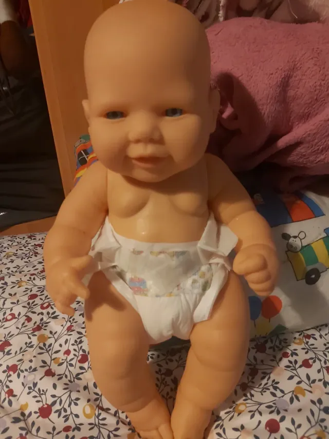Muñeco bebé con pañal