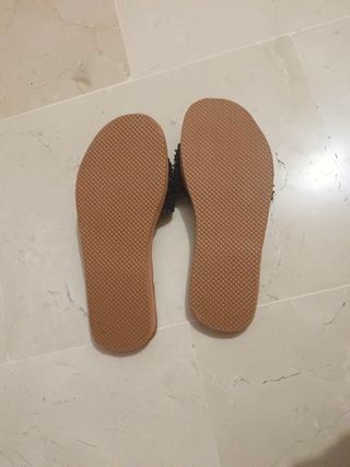 Sandalias negras  árabes