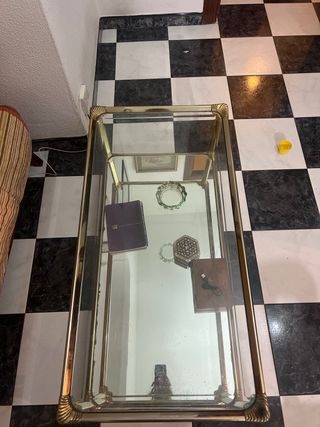 Mesa baja cristal y metal dorado