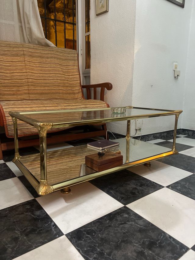 Mesa baja cristal y metal dorado