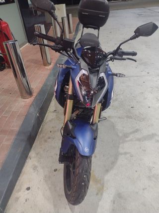 Moto deportiva azul