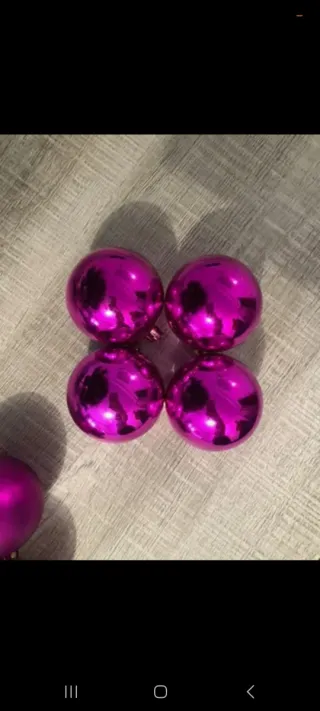 Árbol de Navidad Verde con Bolas Moradas