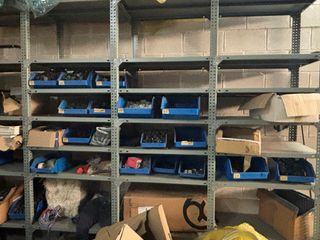 Estanterías metálicas grises reforzadas