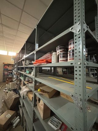 Estanterías metálicas grises reforzadas