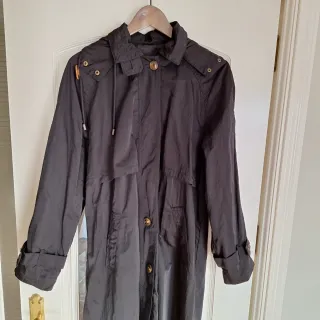 Gabardina impermeable Zara Woman Negra