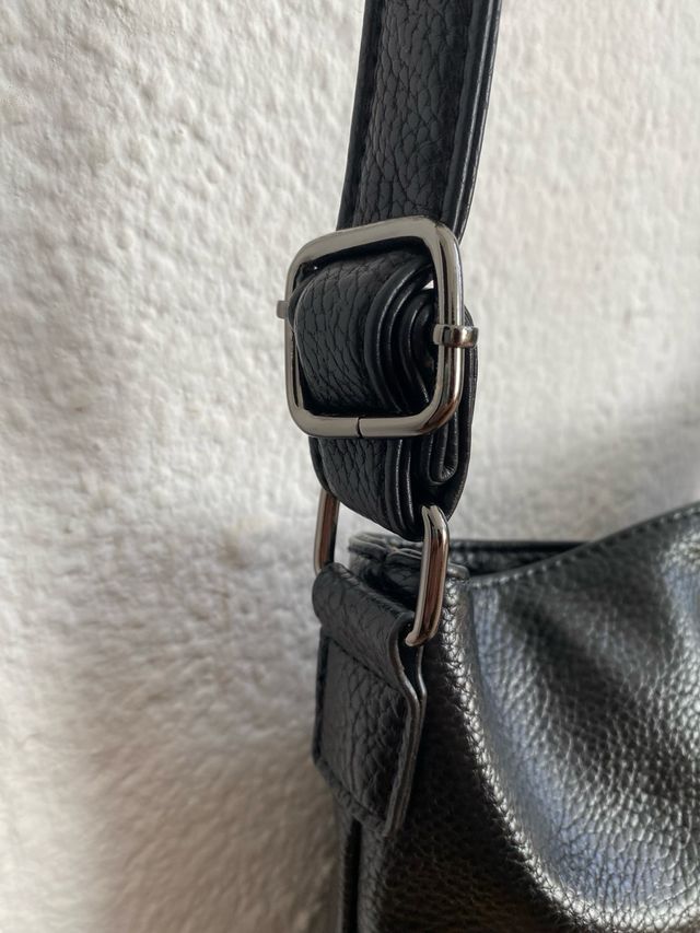 Bolso bandolera negro con cremalleras