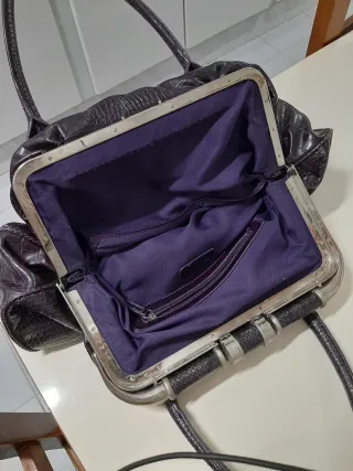 Bolso de mano morado con textura,de piel,no envio.