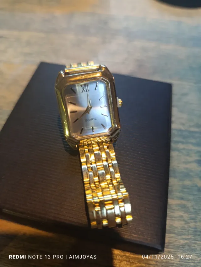 Reloj de acero dorado