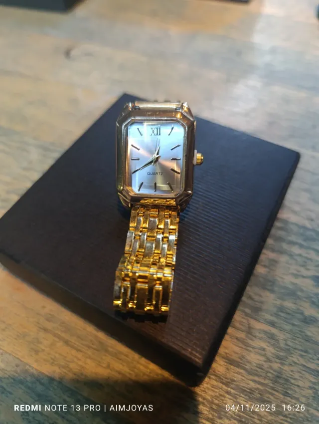 Reloj de acero dorado