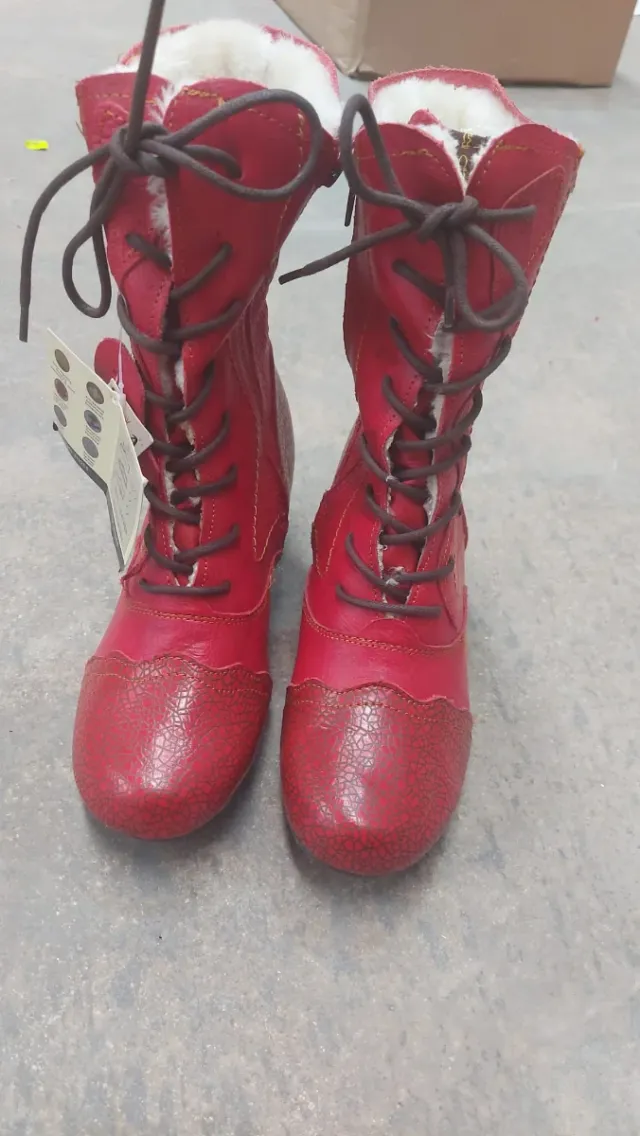 Botas rojas con cordones y forro