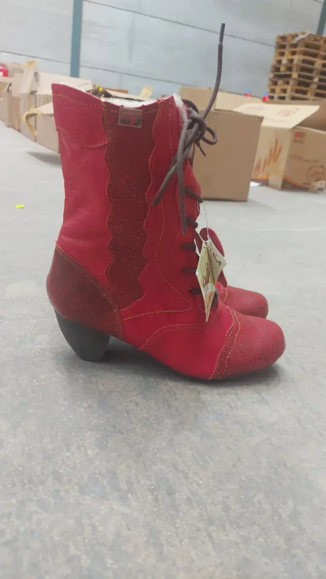 Botas rojas con cordones y forro