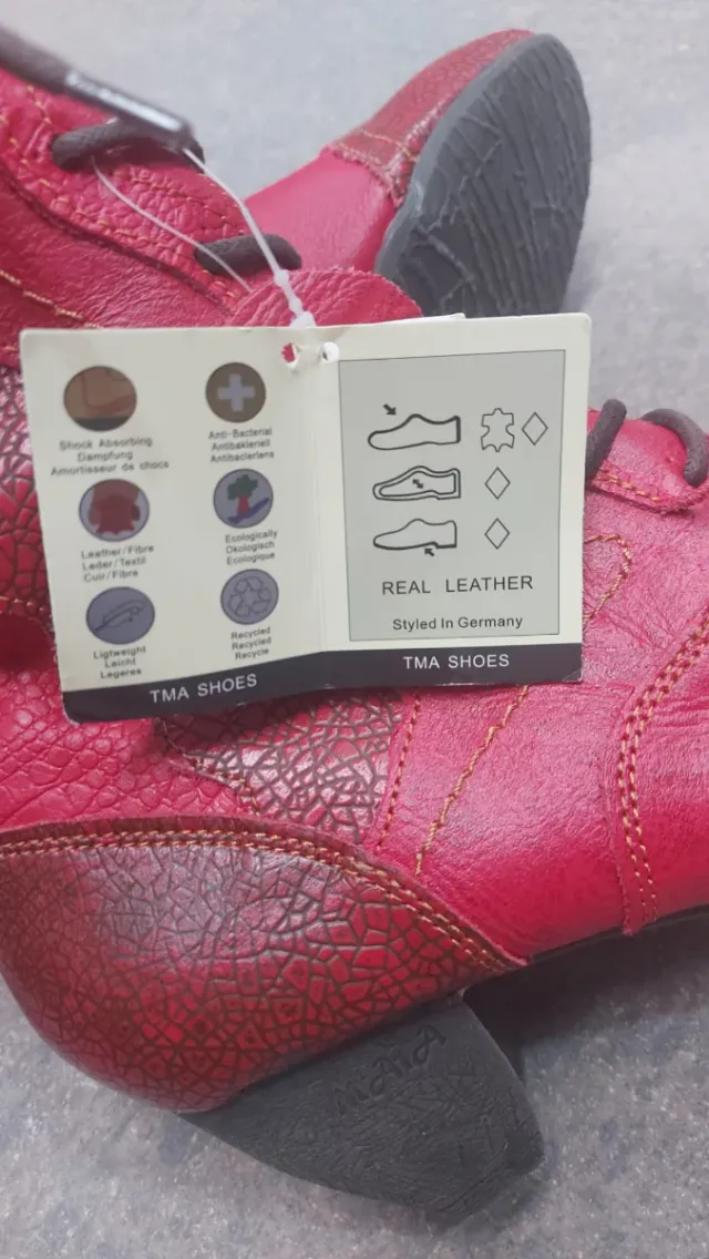 Botas rojas con cordones y forro