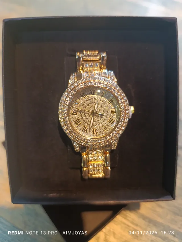 Reloj de acero dorado con circonitas