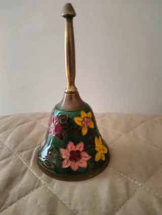 Campanella decorata con fiori.