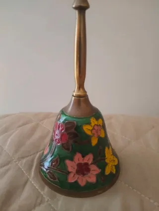 Campanella decorata con fiori.