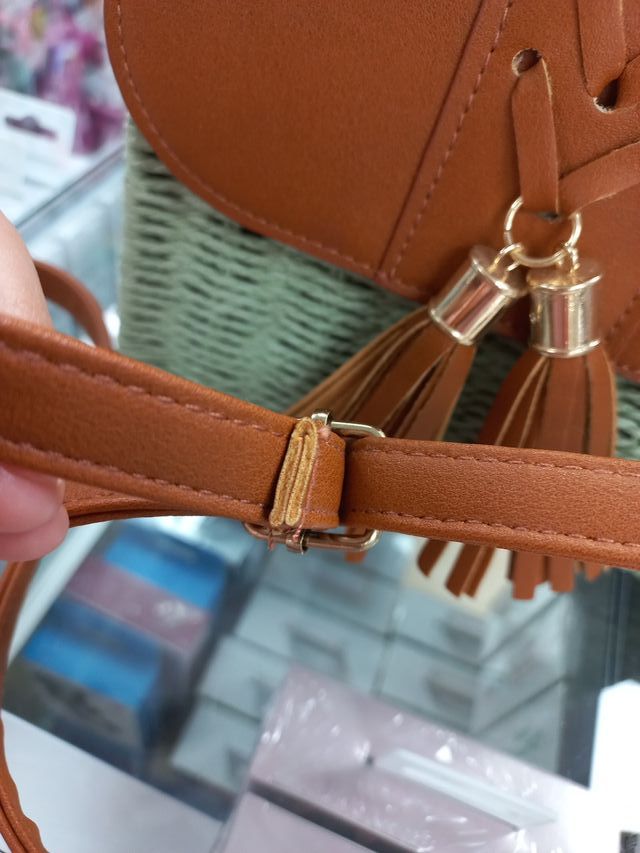 Bolso de mano marrón y verde