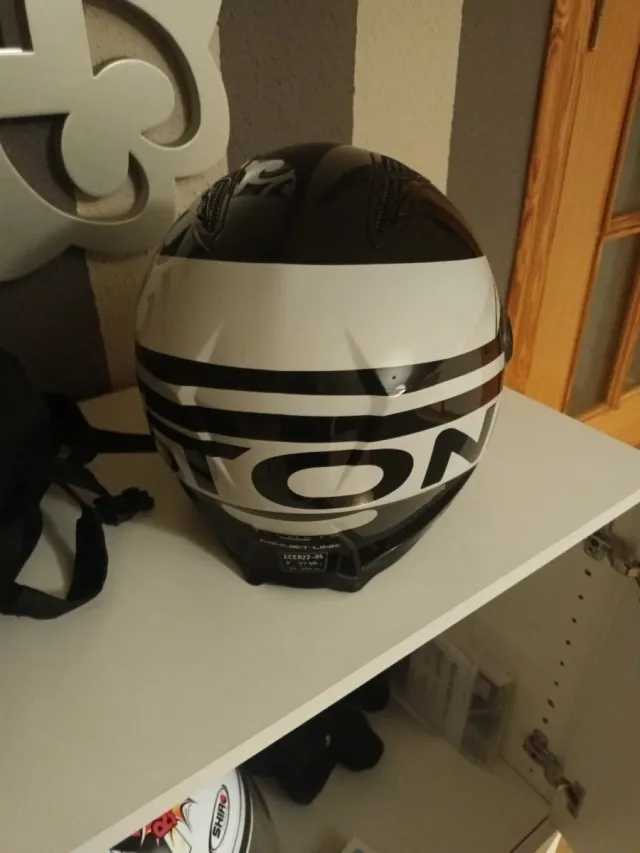 Casco Astone Talla M Negro/Blanco