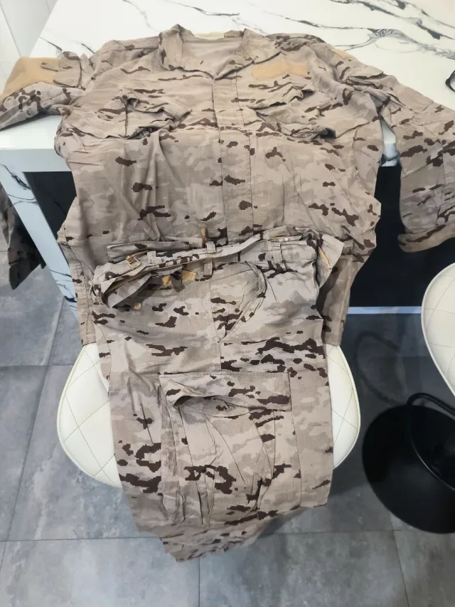 Traje camuflaje árido militar