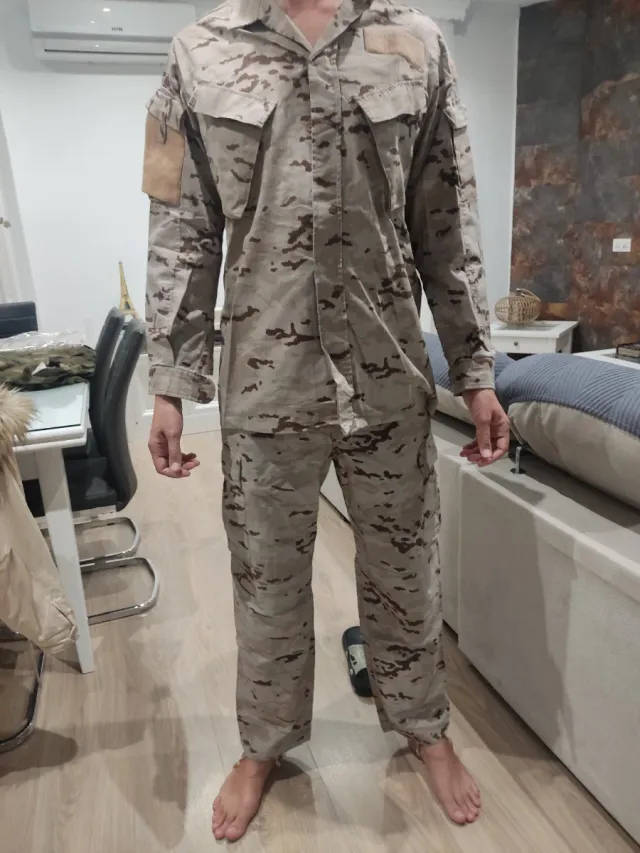 Traje camuflaje árido militar