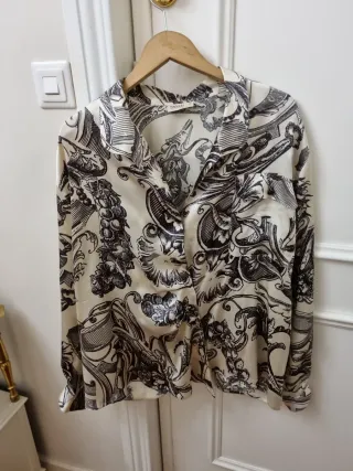 Blusa de satén con estampado