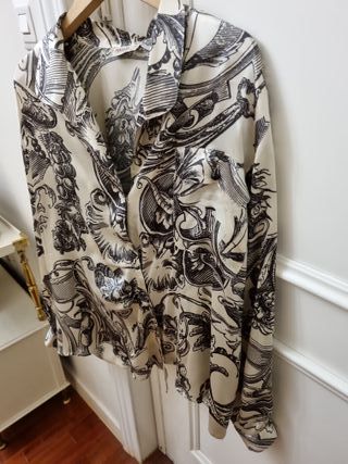 Blusa de satén con estampado