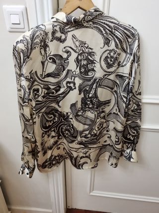 Blusa de satén con estampado