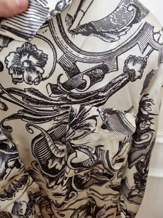 Blusa de satén con estampado