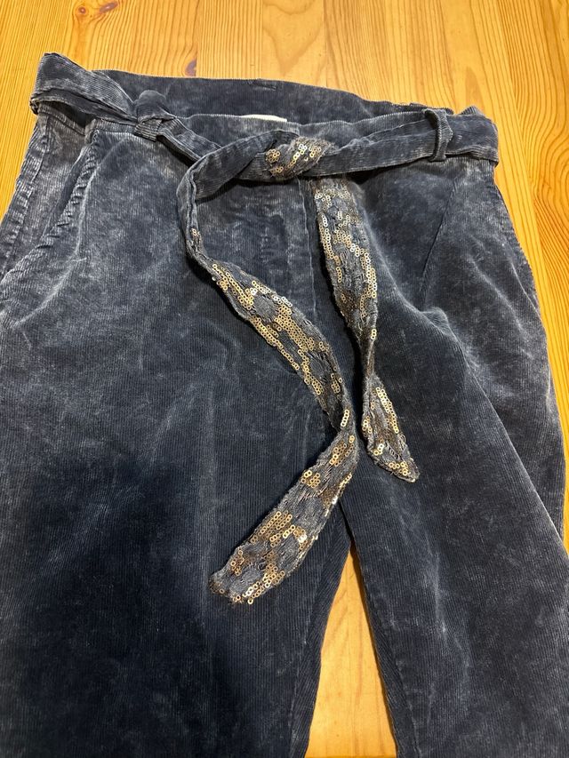 Pantalón pana fina con cinturón lentejuelas