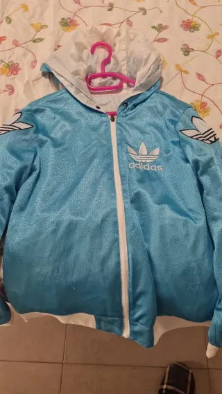 Chaqueta deportiva Adidas azul y blanca