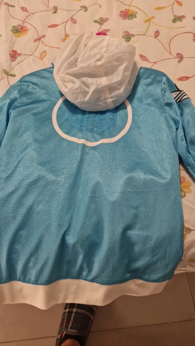 Chaqueta deportiva Adidas azul y blanca