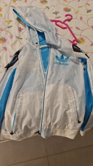 Chaqueta deportiva Adidas azul y blanca