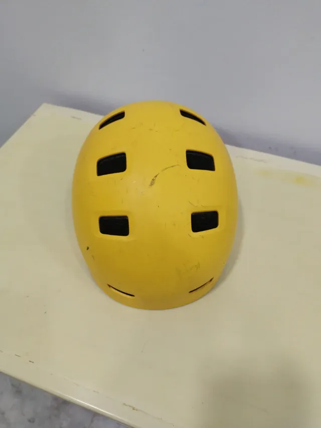 Casco patinete infantil amarillo