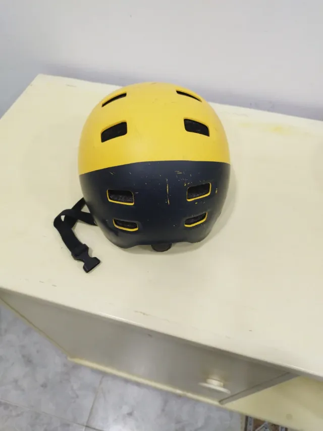 Casco patinete infantil amarillo