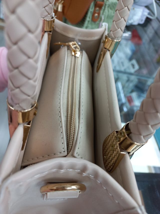 Bolso de mano beige tejido