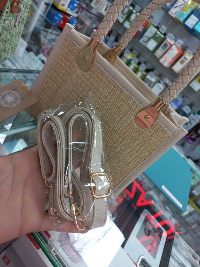 Bolso de mano beige tejido