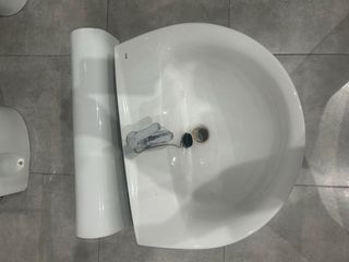 Lavabo de cerámica blanco con pedestal y grifo