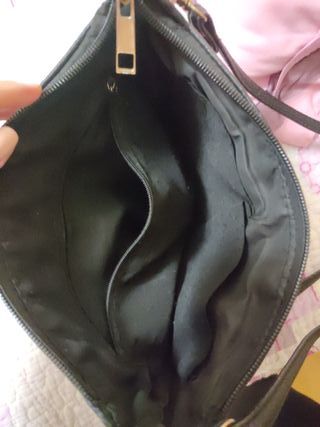 Bolso negro acolchado con flecos