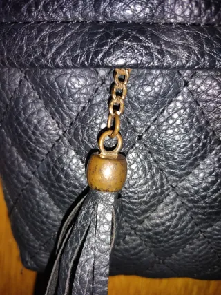 Bolso negro acolchado con flecos