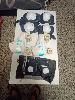 Patines38 blancos con protecciones y bolsa