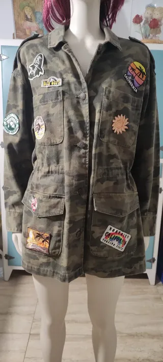 Chaqueta Camuflaje con Parches Stradivarius