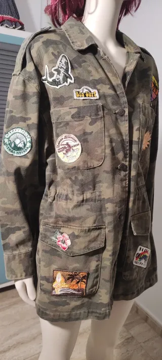 Chaqueta Camuflaje con Parches Stradivarius