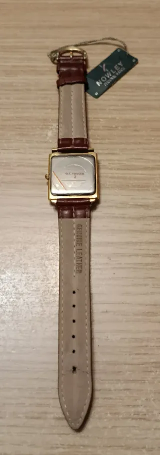 Reloj Nowley Cuadrado Dorado Correa Marrón. Nuevo