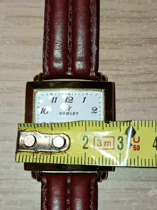 Reloj Nowley Cuadrado Dorado Correa Marrón. Nuevo