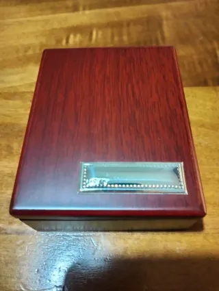 Scatolina in legno con inserto in argento.