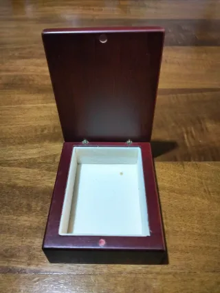 Scatolina in legno con inserto in argento.