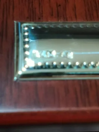 Scatolina in legno con inserto in argento.