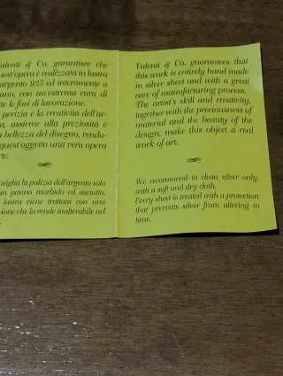 Scatolina in legno con inserto in argento.