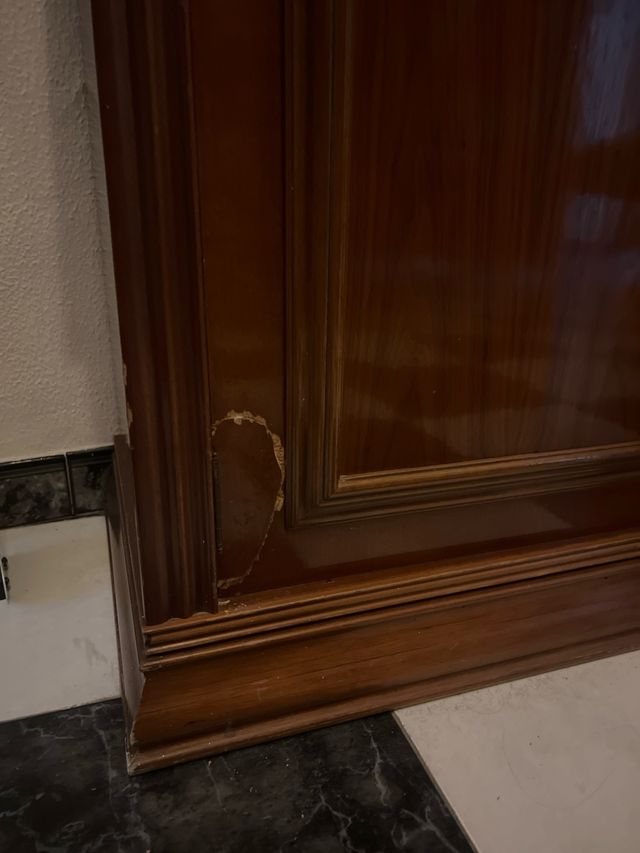 Vitrina de madera y cristal