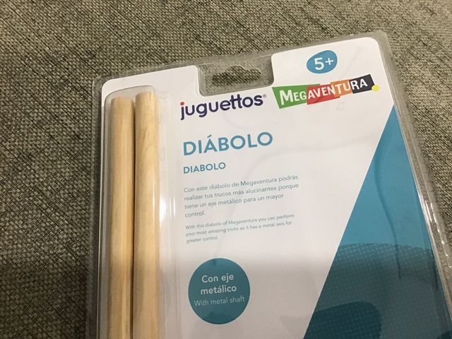 Diábolo morado con palos de madera